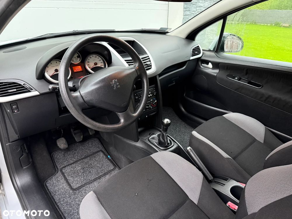 Peugeot 207 1.4 16V Trendy - 10