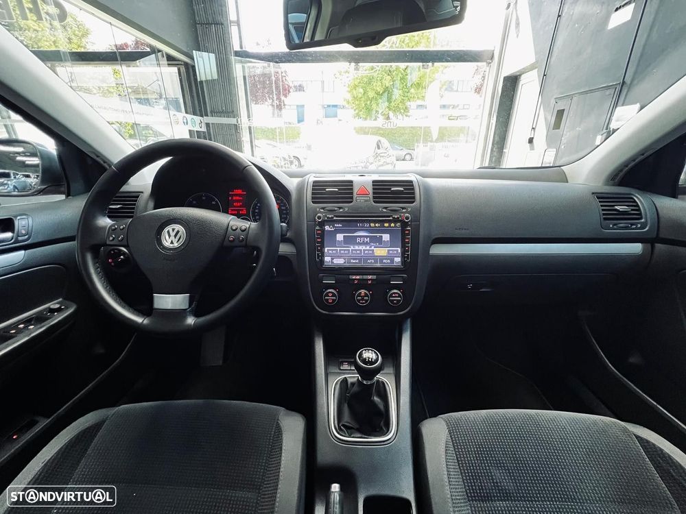 VW Jetta 2.0 TDI Highline - 17
