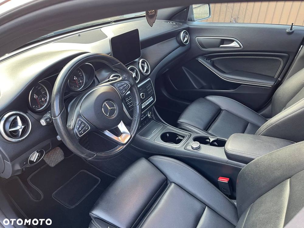 Mercedes-Benz CLA 250 4Matic 7G-DCT AMG Line - 10