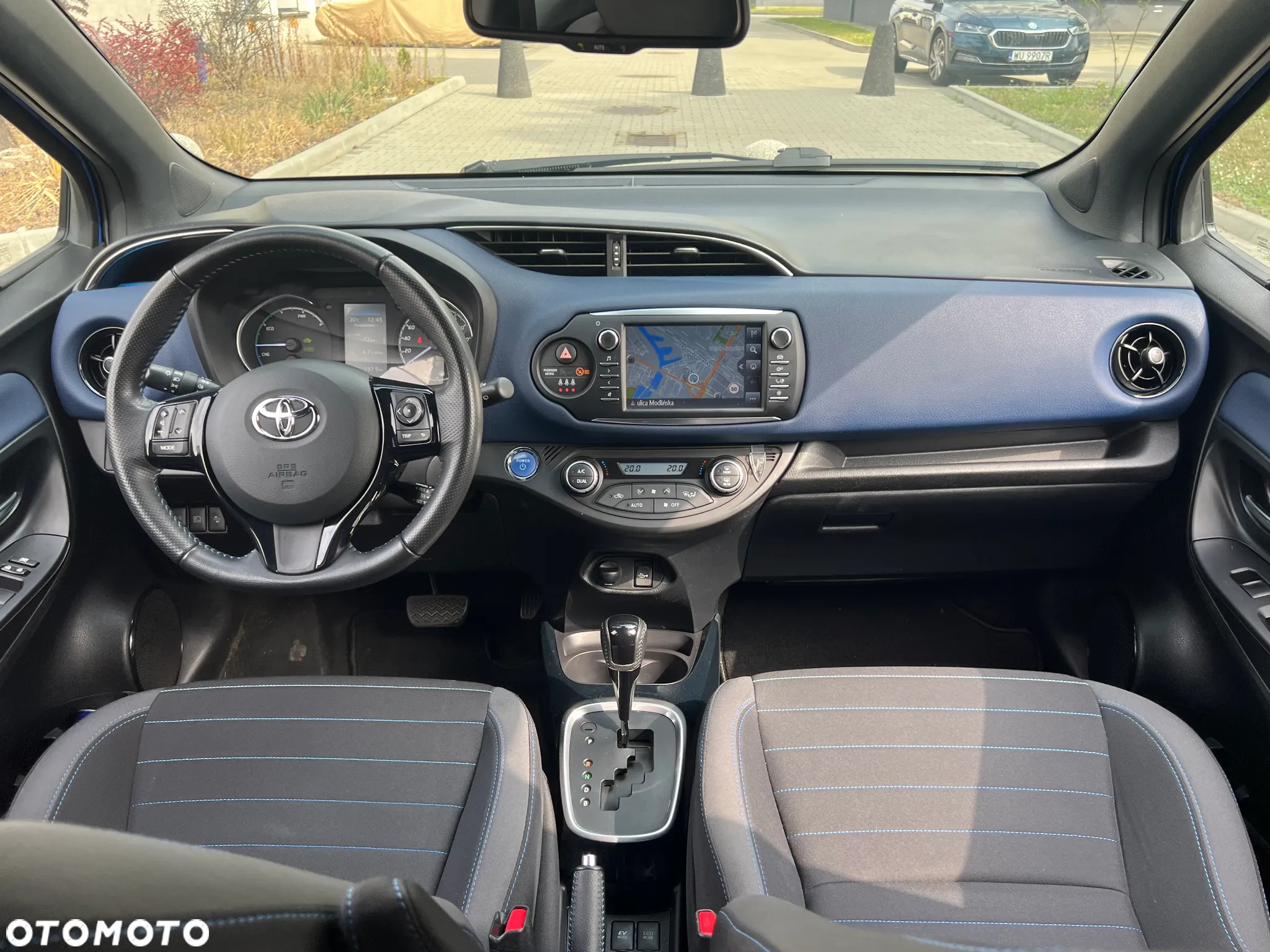 Toyota Yaris Hybrid 100 Selection Platinum - 14
