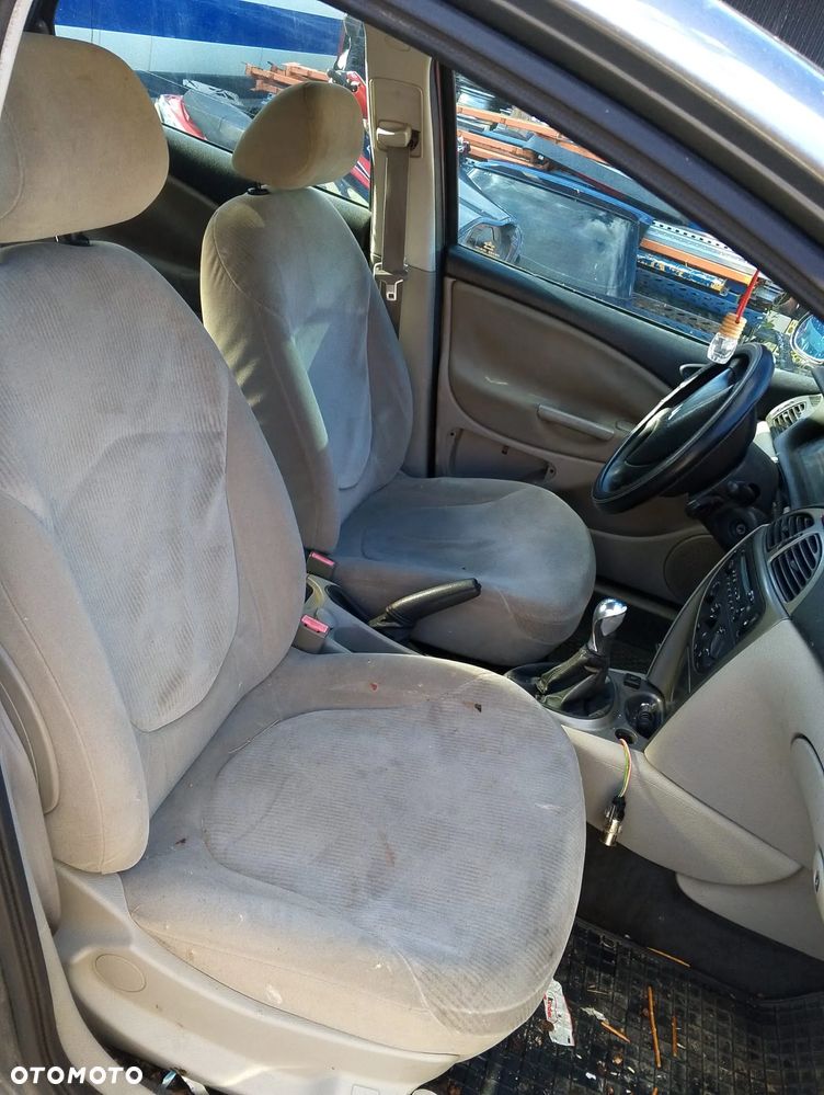 Citroen C5 I przed Lift (01-04r.) 1.8B 115KM. Silnik 6FZ EW7J4 Skrzynia 20DL29 lakier EYT.Cały na części. GWARANCJA !!! Przód Tył Zestaw Komplet Drzwi Klapa Zderzak Błotnik Maska Grill Atrapa Szyba Pas Lampa Lusterko Boczki Fotel Kanapa Kokpit Deska Rozdzielcza Przełącznik Włącznik Sterownik Przewody Wiązka Instalacja Moduł Komputer Czujnik Listwa Pompa Alternator Wtryski Głowica Rozrusznik Kompresor Sprzęgło Dwumas Silnik Skrzynia ABS Klimatyzacji Paliwa Wspomagania Kolektor Turbina Przepustnica Zawór Chłodnica Koło Hak Belka Sanki Zawieszenie Mcpherson Półoś Amortyzator Wydech Tłumik Zacisk Most - 8