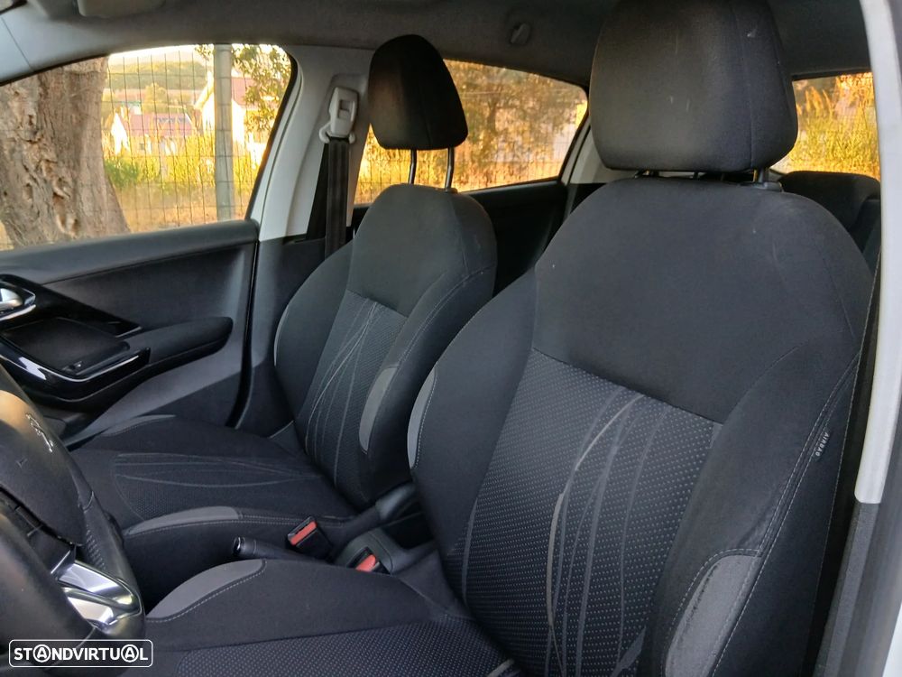 Peugeot 208 - 14