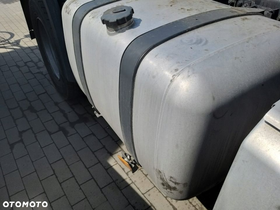 ZBIORNIK Z ŁAPAMI KOMPLETNY MERCEDES 480 LITRÓW - 2