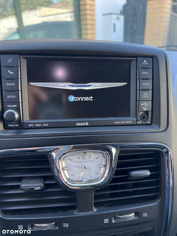 Chrysler Town & Country - 14
