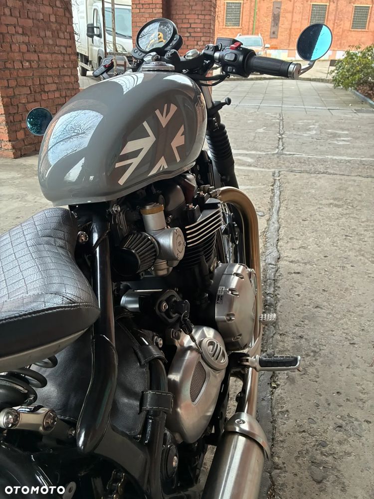 Triumph Bonneville Bobber - 5