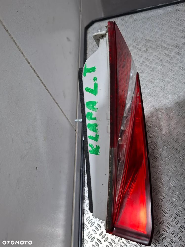 Lampa w klape lewy tył Skoda SuperB II Lift R 2014 nr 3T5945093B - delikatnie uszkodzona - 2