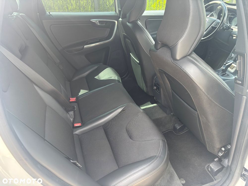 Volvo XC 60 T5 Drive-E R-Design Momentum - 11