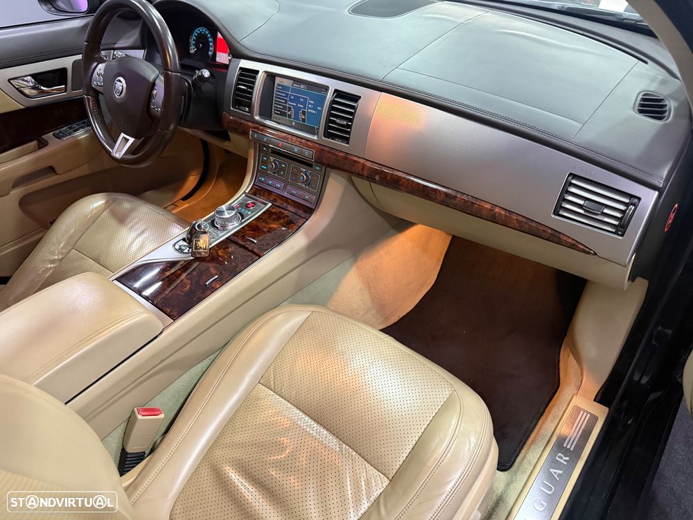 Jaguar XF 2.7 V6 Premium Luxury - 29