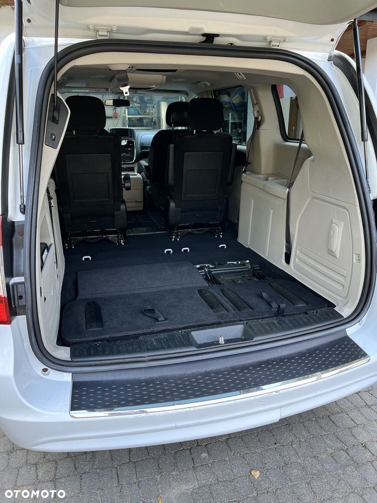 Chrysler Town & Country - 10