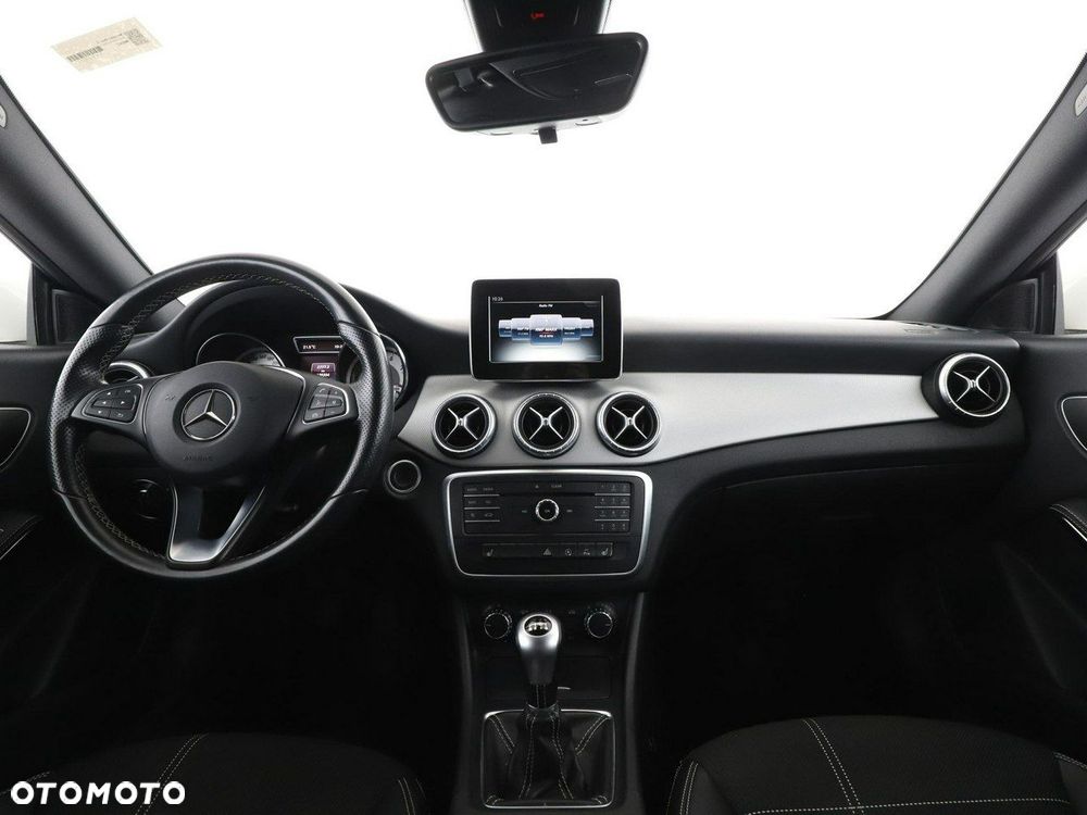 Mercedes-Benz CLA 180 Urban - 16