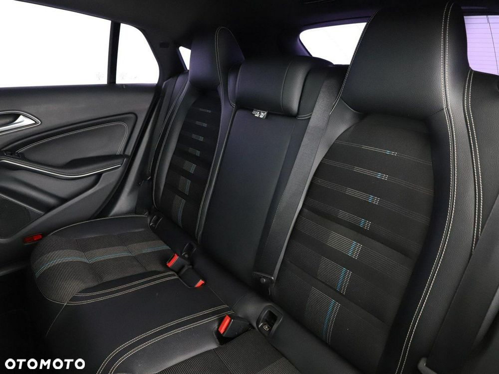 Mercedes-Benz CLA 180 7G-DCT Urban - 18