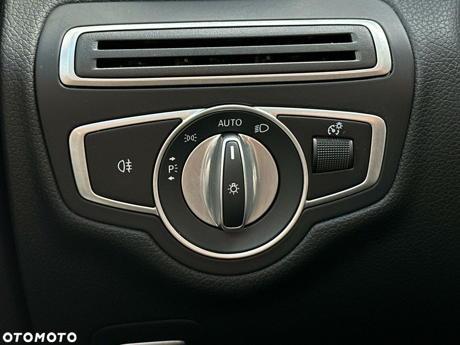 Mercedes-Benz Klasa C 200 4MATIC 9G-TRONIC - 24