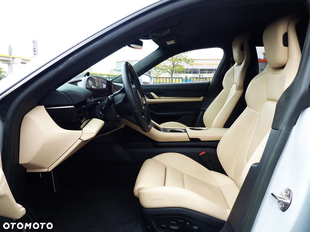Porsche Taycan Turbo - 11