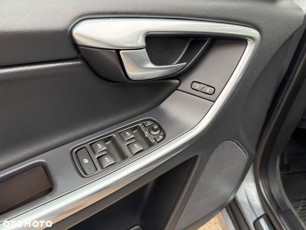 Volvo XC 60 D3 SCR Momentum - 21