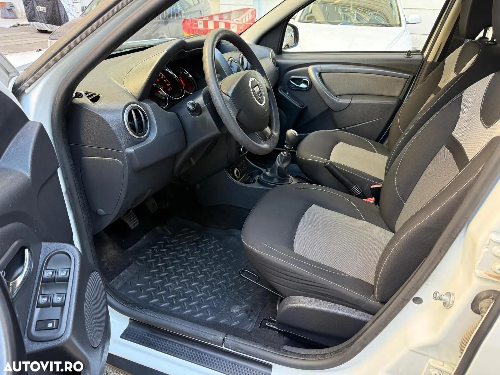Dacia Duster 1.6 4x4 Laureate - 10