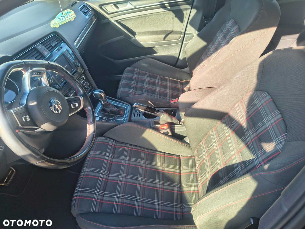 Volkswagen Golf - 8