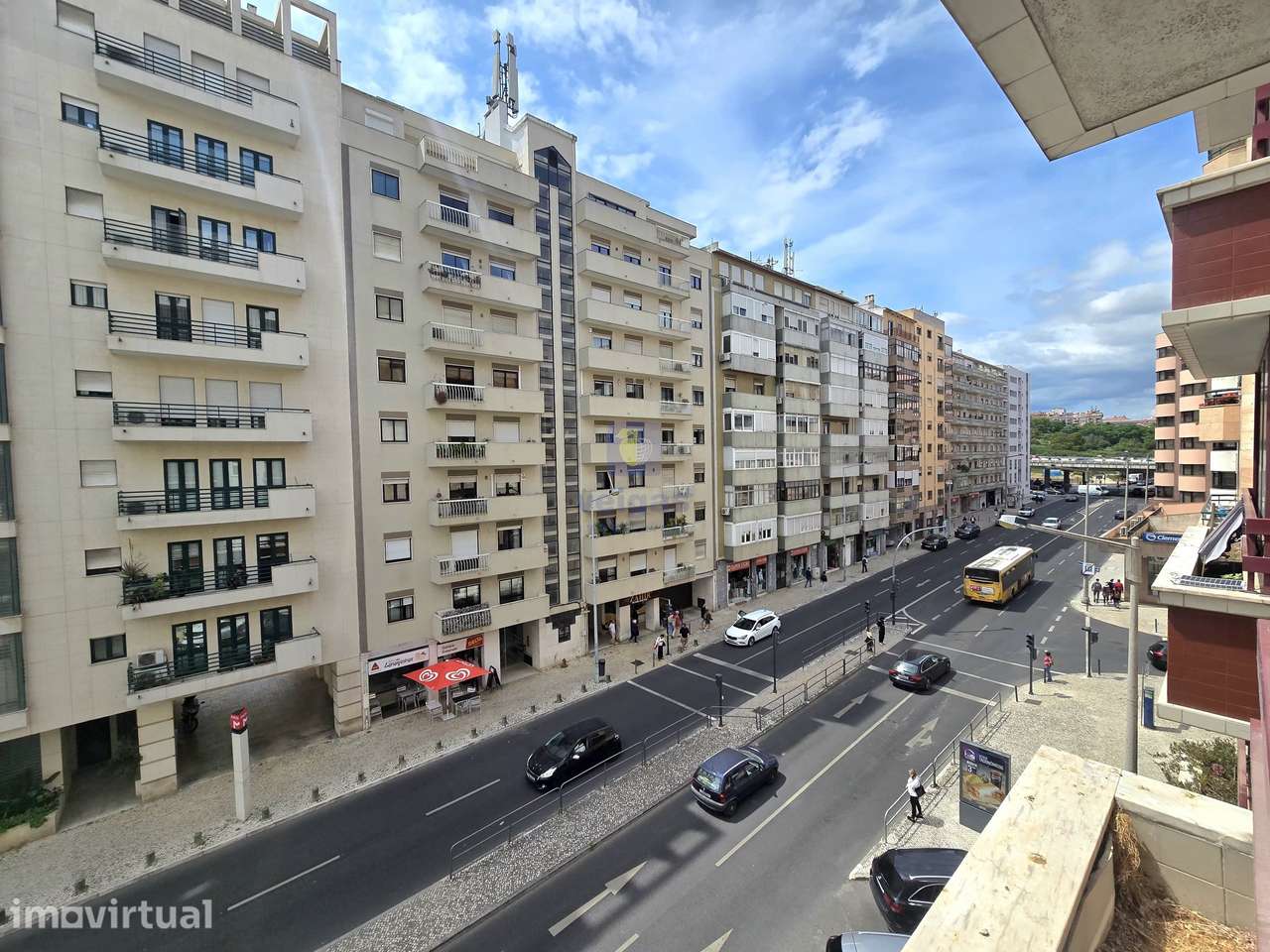 Apartamento T3 com vista e estacionamento em São Domingos de Benfica - Grande imagem: 4/34