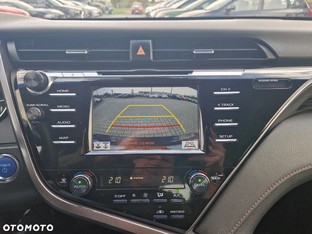 Toyota Camry Luxury - 21
