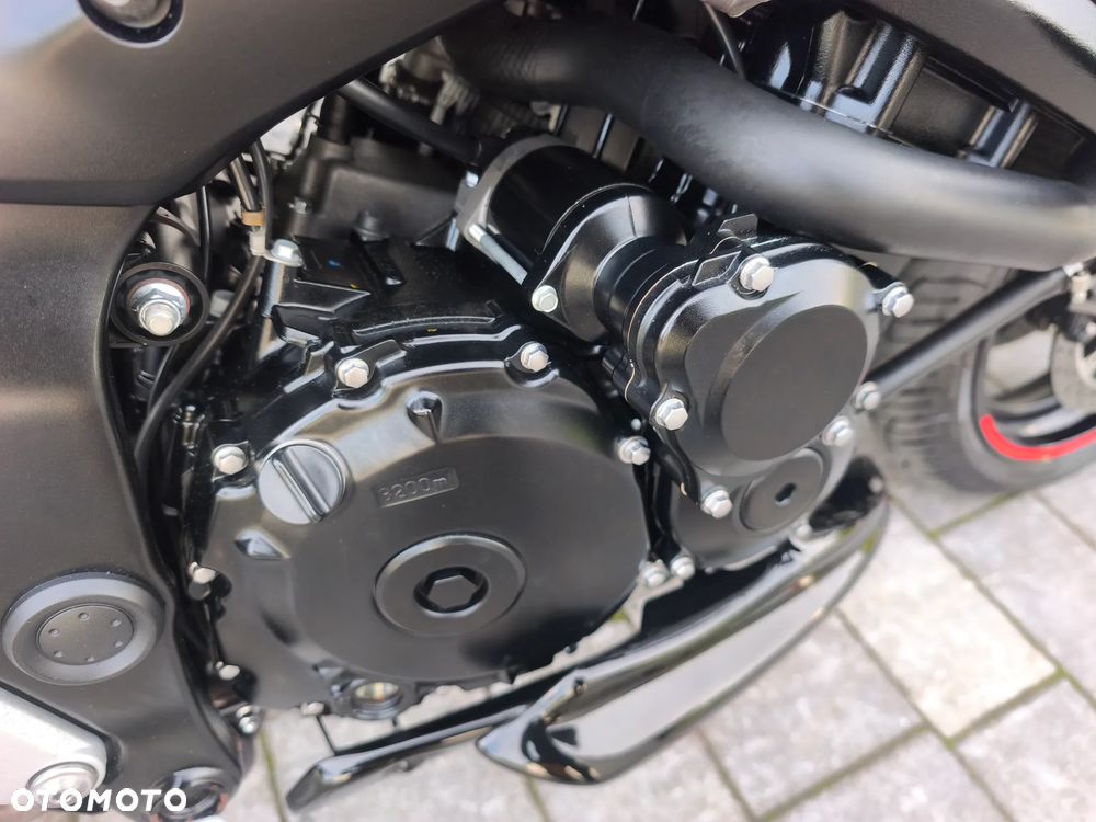 Suzuki GSR - 18