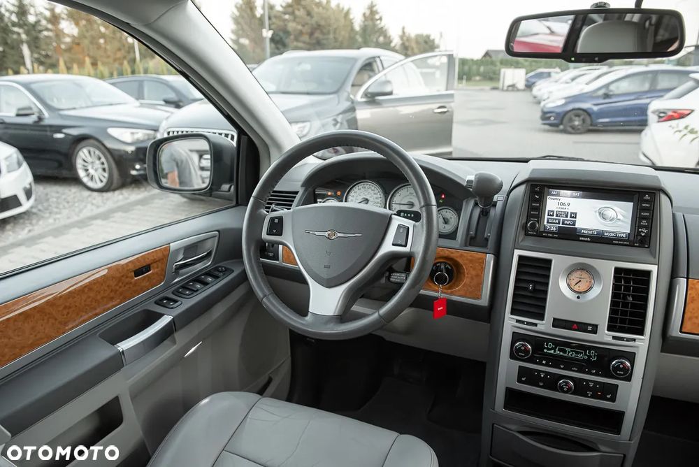 Chrysler Town & Country - 16