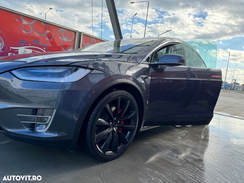 Tesla Model X - 7