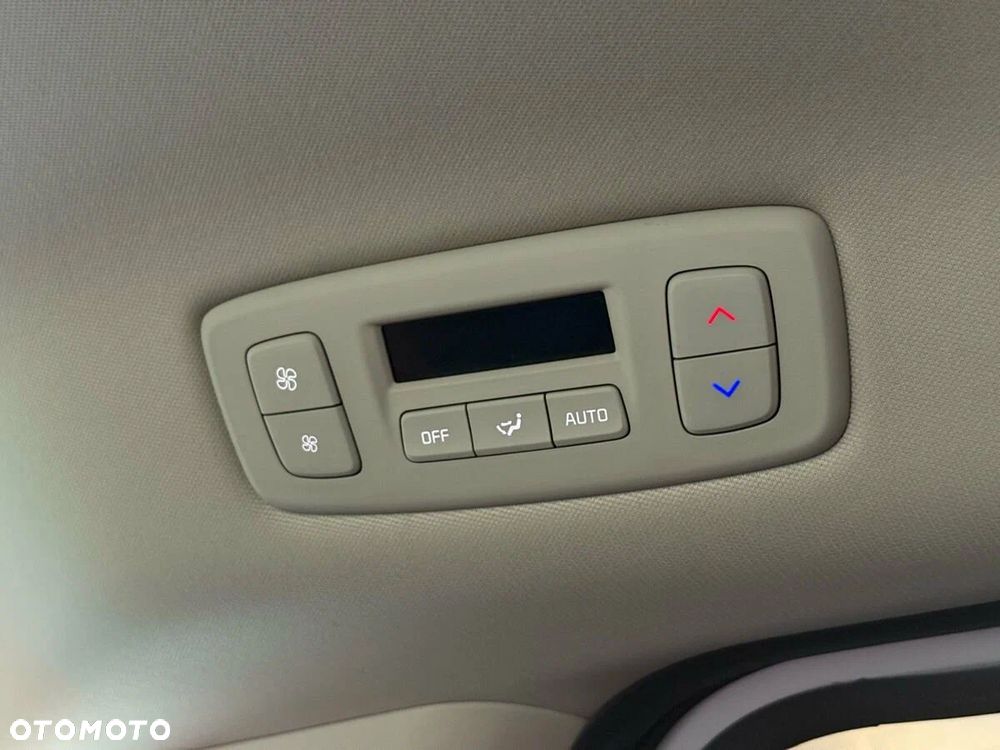 Kia Carnival - 35