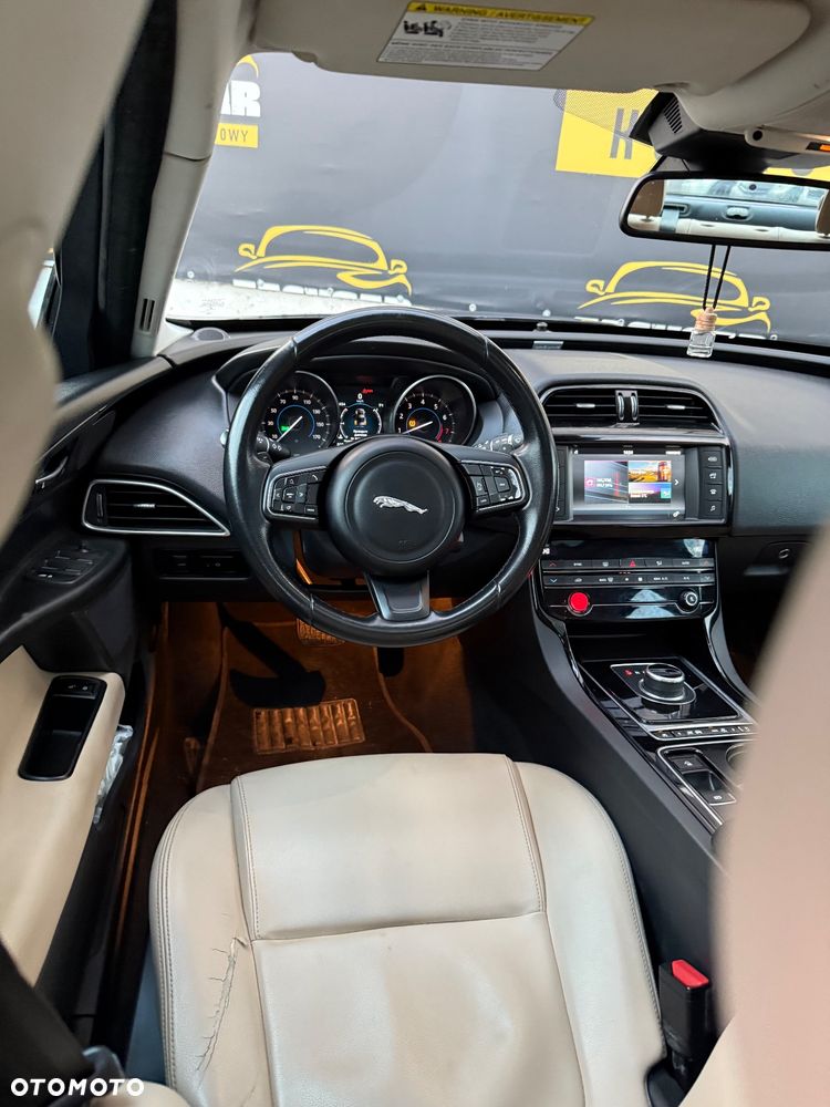 Jaguar XE 2.0 T R-Sport - 17