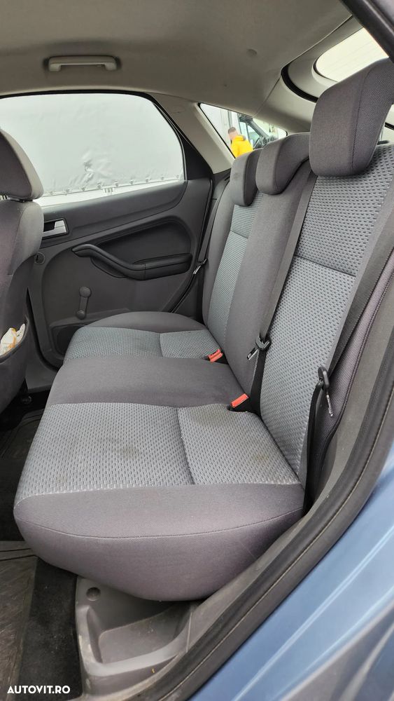 Ford Focus 1.6i Comfort - 25