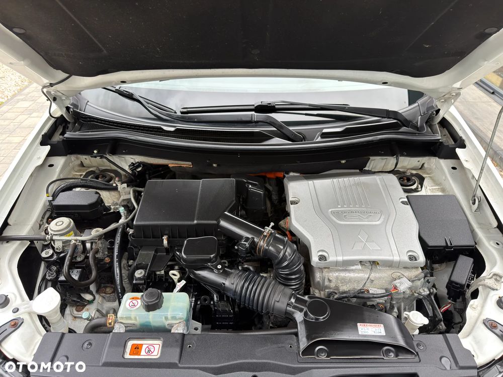 Mitsubishi Outlander Instyle NAVI + - 39