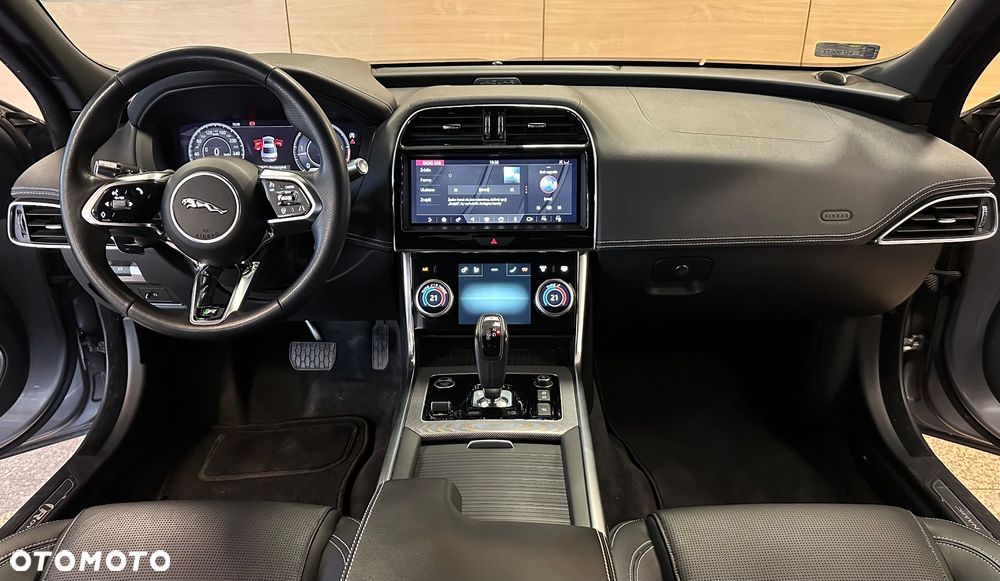 Jaguar XE 2.0 D180 R-Dynamic SE - 14