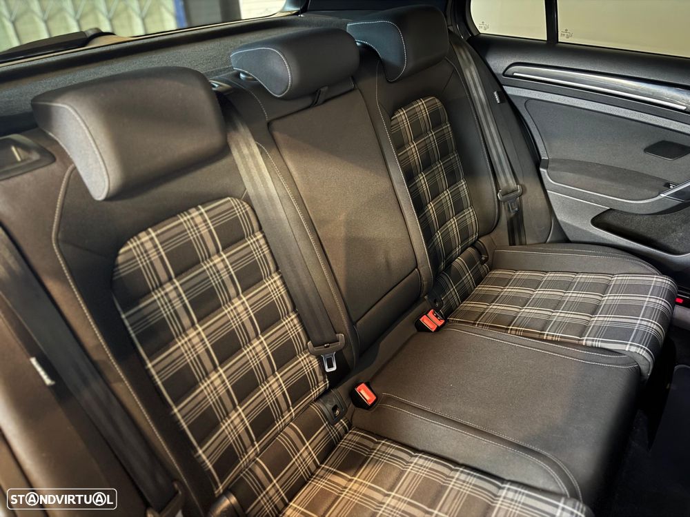 VW Golf 2.0 TDI GTD DSG - 33