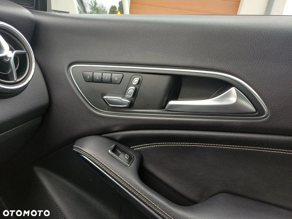 Mercedes-Benz CLA 250 4Matic 7G-DCT UrbanStyle Edition - 22