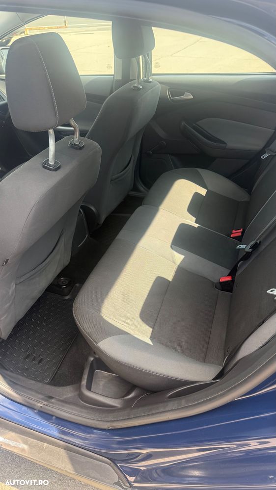 Ford Focus 1.6 TDCi DPF Ambiente - 8