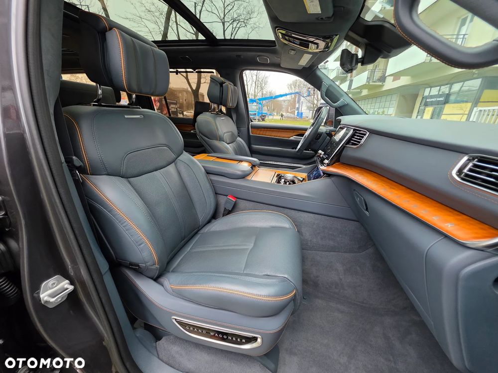 Jeep Grand Wagoneer - 37