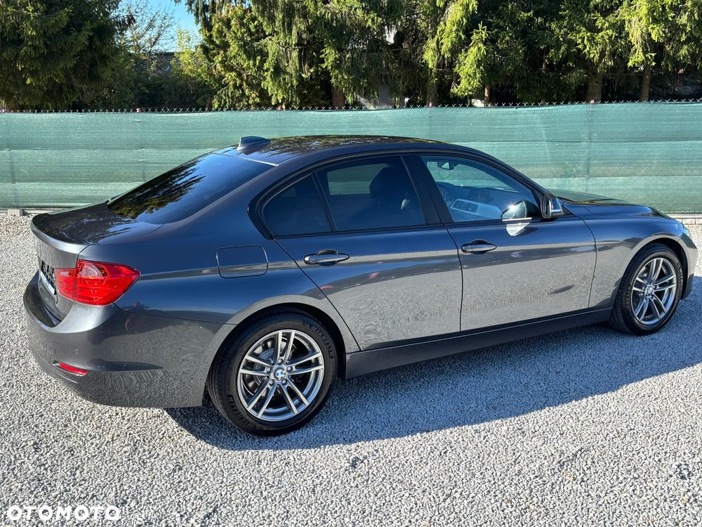 BMW Seria 3 320d Sport Line - 10