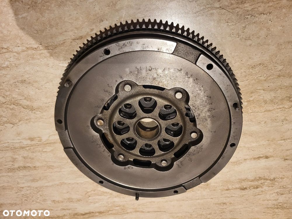 Koło zamachowe dwumasowe manualna (bez łożyska prowadzącego  VOLVO S60 II, S80 II, V60 I, V70 III, XC60 I, XC70 II 2.4D 08.07-02.17 - 2