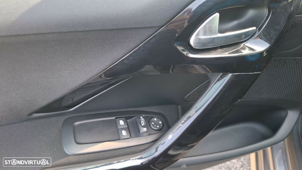 Peugeot 208 1.2 PureTech Signature - 18