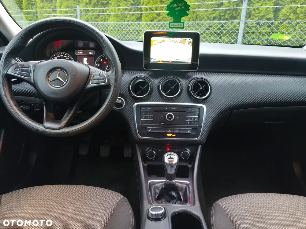 Mercedes-Benz GLA 180 Urban - 14