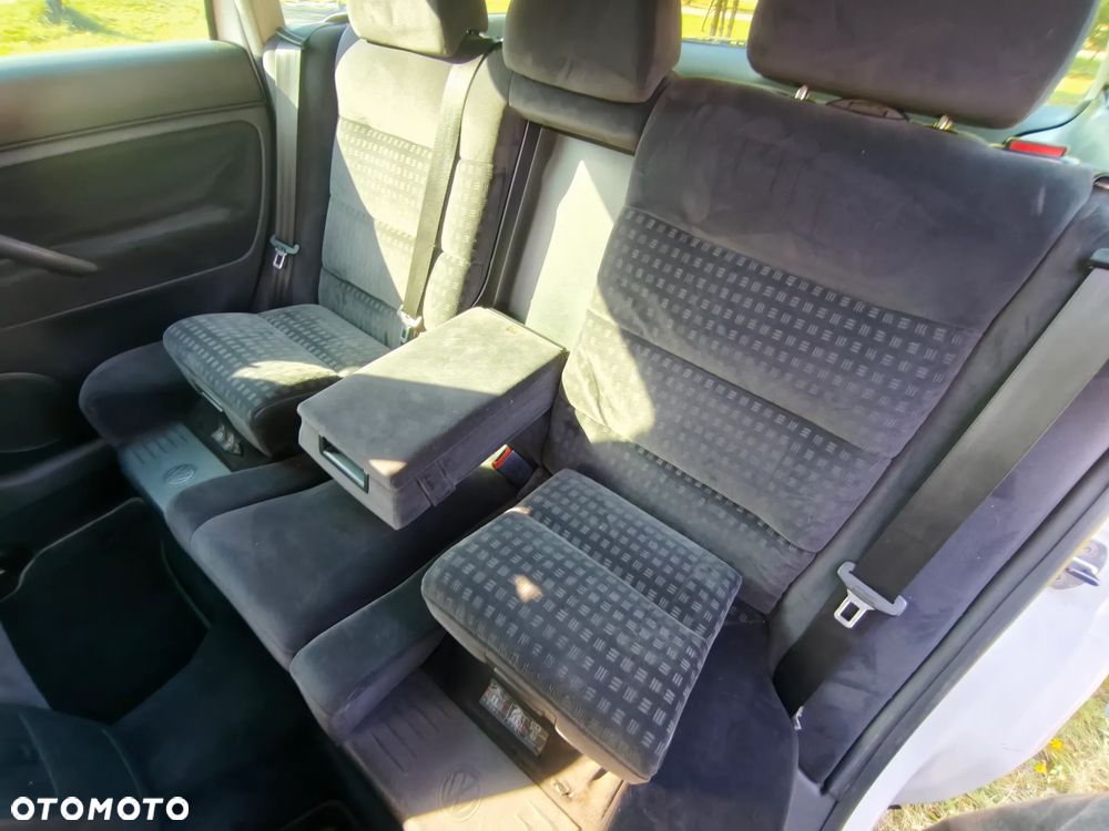 Volkswagen Passat 1.6 Comfortline Family - 22