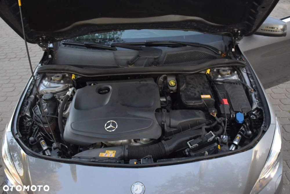 Mercedes-Benz CLA 200 7G-DCT UrbanStyle Edition - 22