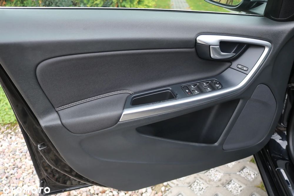 Volvo V60 D3 R-Design - 4