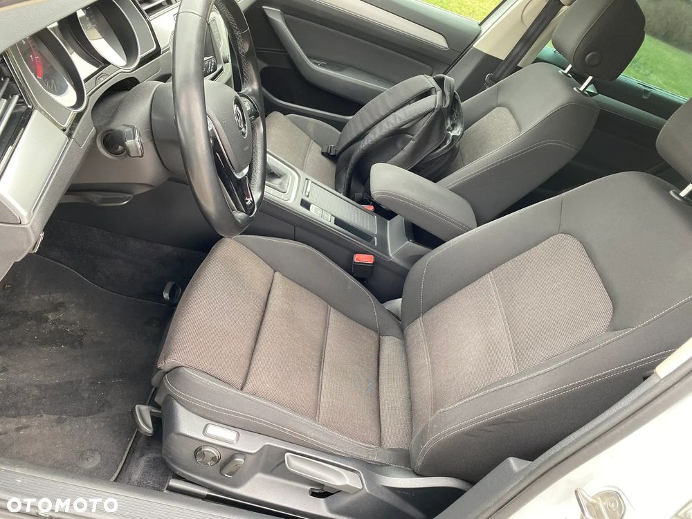 Volkswagen Passat - 12