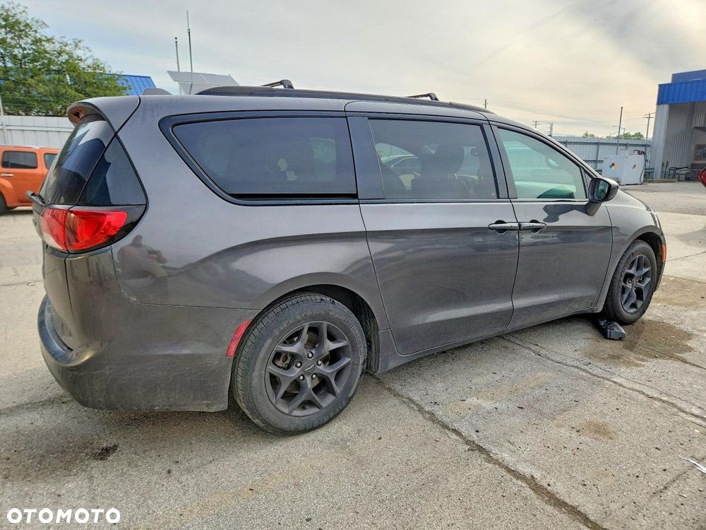 Chrysler Pacifica - 11