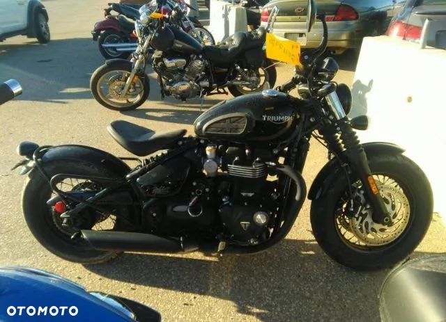 Triumph Bonneville Bobber - 17