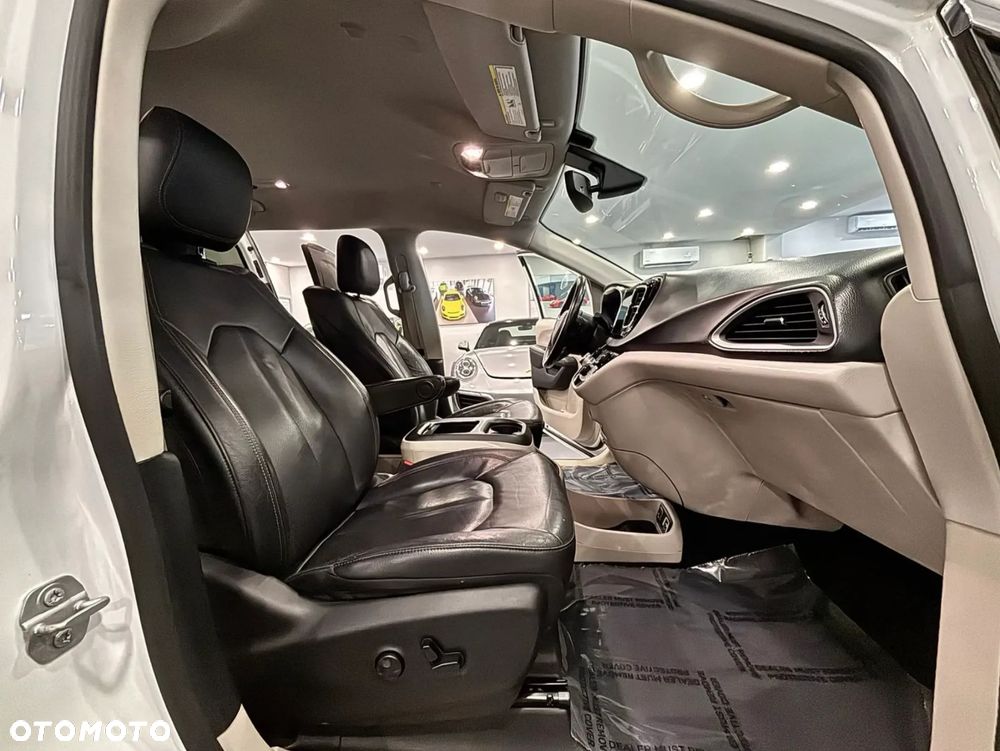 Chrysler Pacifica - 21