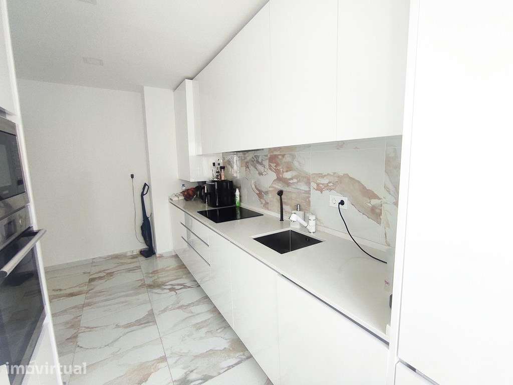 T2 totalmente remodelado no centro do Casal São Brás - Grande imagem: 2/24