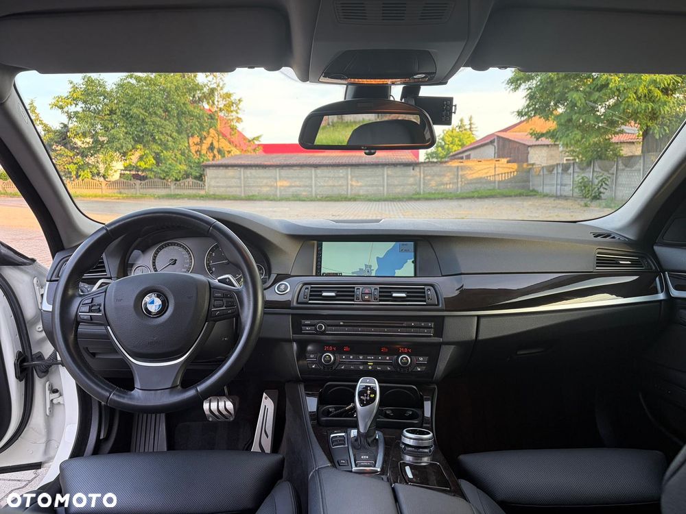 BMW Seria 5 550i - 15