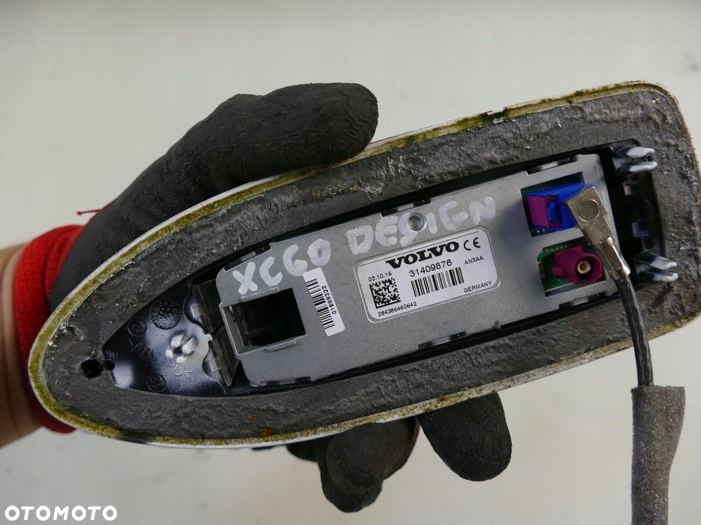 VOLVO XC60 I ANTENA DACHOWA NA DACH PŁETWA OBUDOWA KOLOR 614-46 BIAŁA - 4