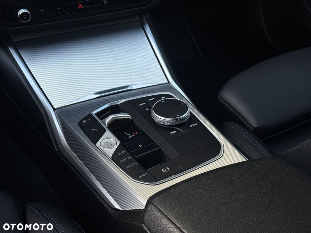 BMW Seria 3 320d xDrive - 14