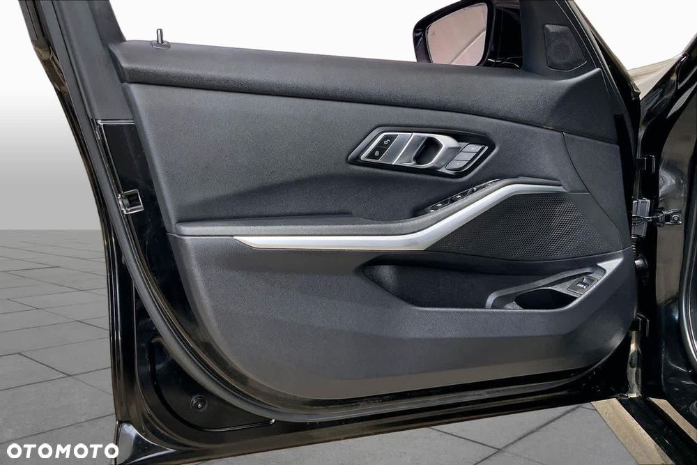 BMW Seria 3 330i - 12